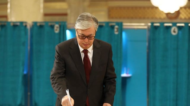 Kassym-Schomart Tokajew, Präsident von Kasachstan, gibt in einem Wahllokal seine Stimme ab. Kassym-Schomart Tokajew, Präsident von Kasachstan, gibt in einem Wahllokal seine Stimme ab.