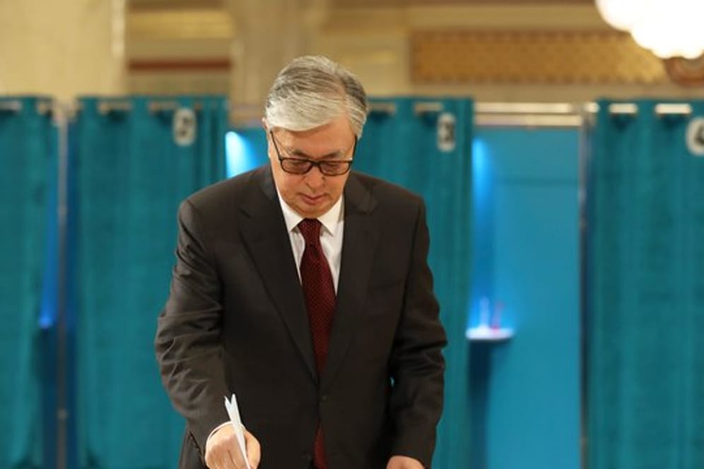 Kassym-Schomart Tokajew, Präsident von Kasachstan, gibt in einem Wahllokal seine Stimme ab.