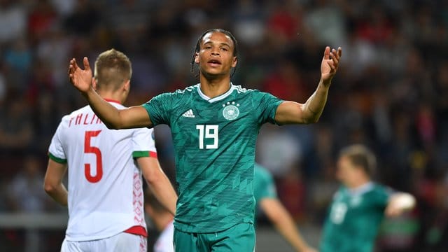 Trifft für die Nationalmannschaft und schweigt über einen möglichen Vereinswechsel: Leroy Sané. Trifft für die Nationalmannschaft und schweigt über einen möglichen Vereinswechsel: Leroy Sané.