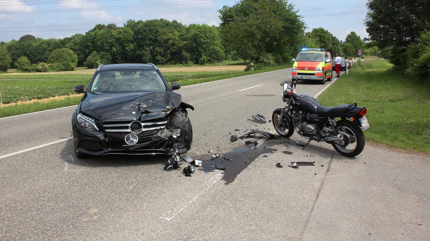 Auto und Motorrad nach Unfall: In Baden-Württemberg verunglückten zwei Motorradfahrer tödlich. (Symbolbild)
