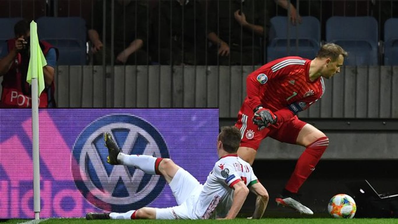 Beim Dribbling an der Eckfahne setzt sich Manuel Neuer (r) gegen den Weißrussen Juri Kowalew durch.