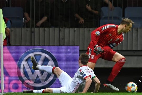 Beim Dribbling an der Eckfahne setzt sich Manuel Neuer (r) gegen den Weißrussen Juri Kowalew durch.