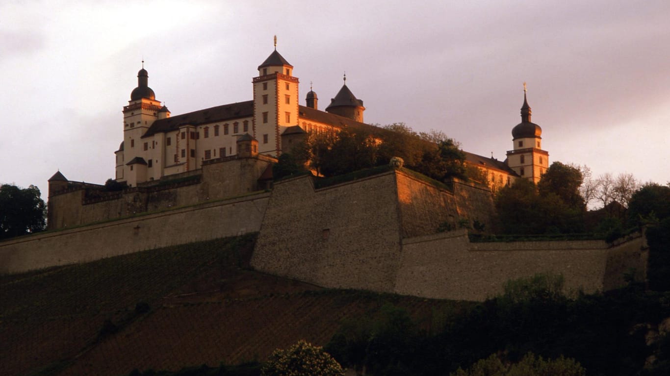 Festung Marienberg: Ein Jugendlicher verletzte sich beim Sturz von der Festungsmauer lebensgefährlich.