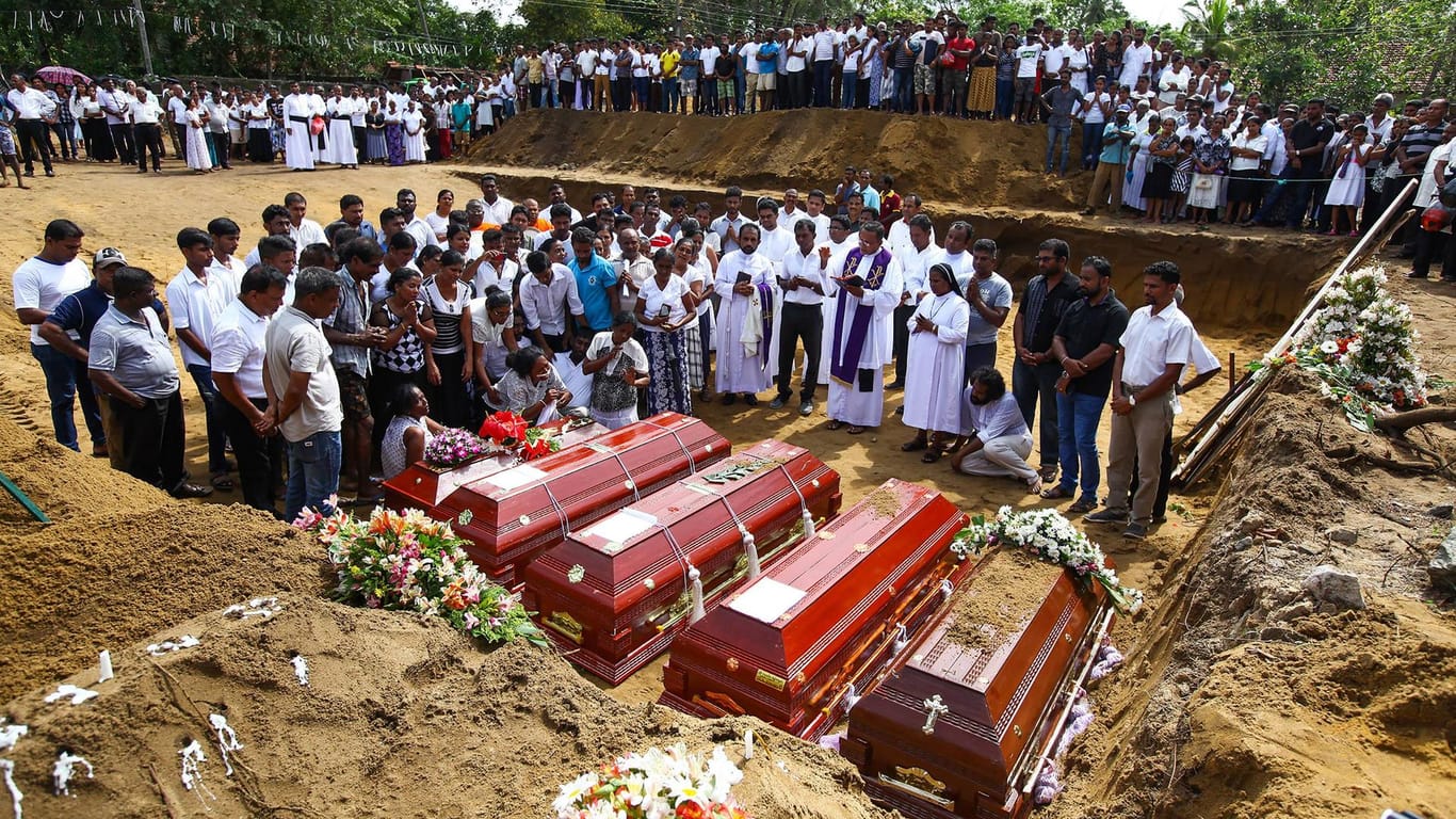 Bei einer Trauerfeier in Sri Lanka werden die Leichen einiger Opfer des Oster-Terrors beerdigt.