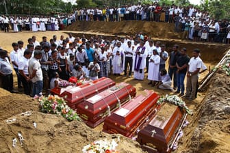 Bei einer Trauerfeier in Sri Lanka werden die Leichen einiger Opfer des Oster-Terrors beerdigt.