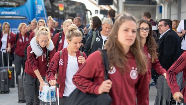 Mit dem TGV reist das deutsche Frauen-Nationalteam von Rennes nach Valenciennes. Mit dem TGV reist das deutsche Frauen-Nationalteam von Rennes nach Valenciennes.