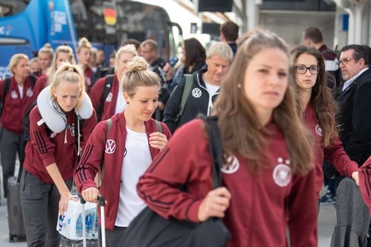 Mit dem TGV reist das deutsche Frauen-Nationalteam von Rennes nach Valenciennes.