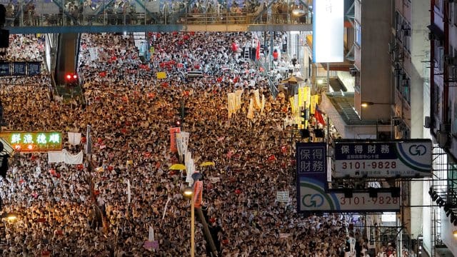 An der großen Demonstration gegen das umstrittene Auslieferungsgesetz in Hongkong haben nach Angaben der Organisatoren rund eine Million Menschen teilgenommen. An der großen Demonstration gegen das umstrittene Auslieferungsgesetz in Hongkong haben nach Angaben der Organisatoren rund eine Million Menschen teilgenommen.