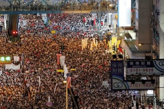 An der großen Demonstration gegen das umstrittene Auslieferungsgesetz in Hongkong haben nach Angaben der Organisatoren rund eine Million Menschen teilgenommen.