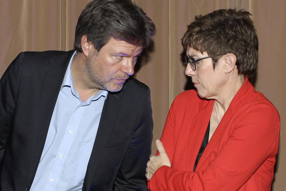 Robert Habeck und Annegret Kramp-Karrenbauer: Es entbrennt Streit um eine mögliche rot-rot-grüne Koalition im Bund.