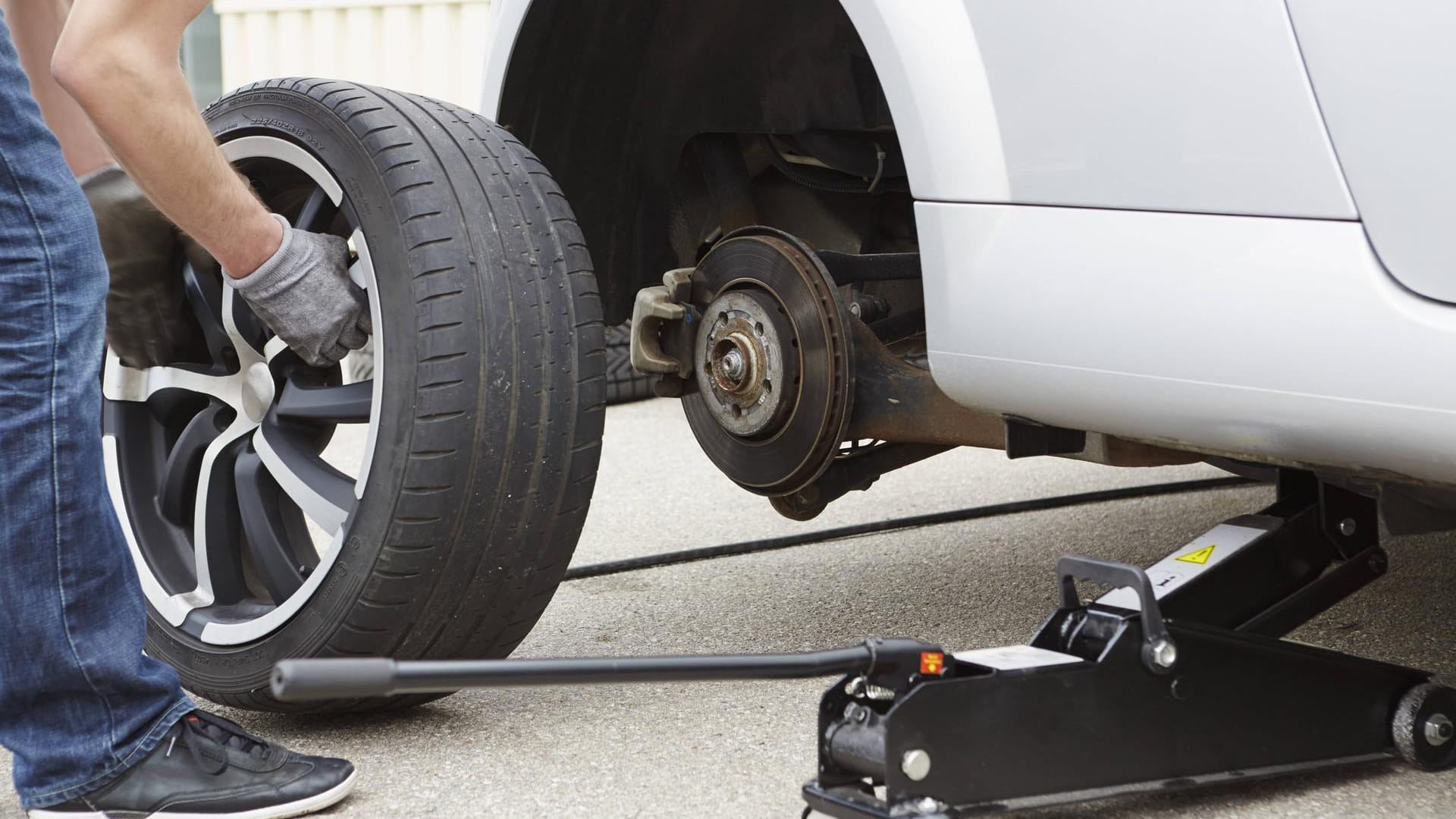 Wagenheber unter Auto: Bei einem Unfall in einer Garage ist ein Mann ums Leben gekommen. Wagenheber unter Auto: Bei einem Unfall in einer Garage ist ein Mann ums Leben gekommen.