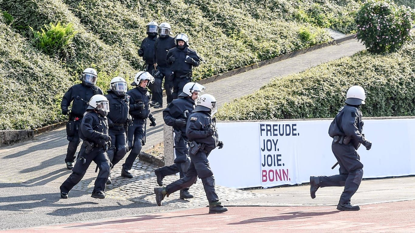 Symbolbild: Polizisten auf dem Weg zu einem Einsatz bei einem Fußballspiel.