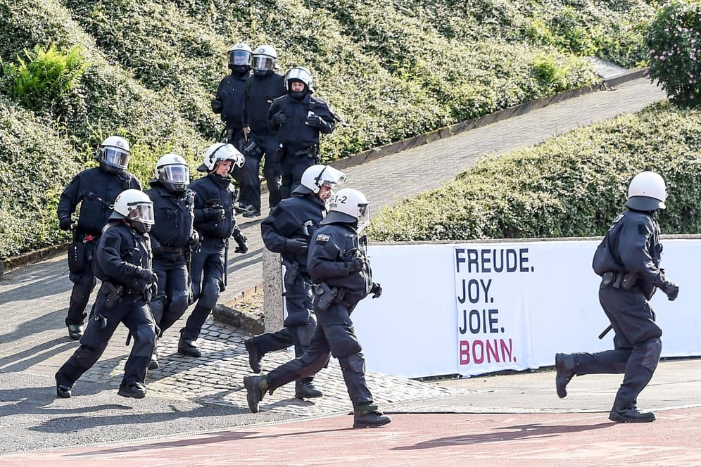 Symbolbild: Polizisten auf dem Weg zu einem Einsatz bei einem Fußballspiel.