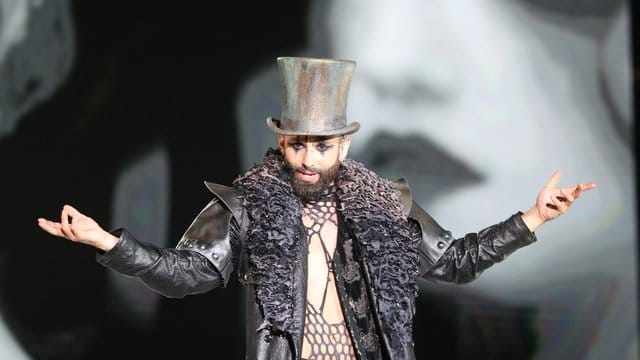 Conchita ist der Zirkusdirektor.