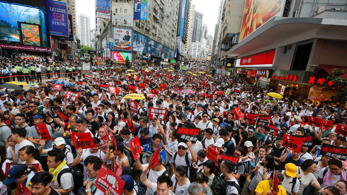 Großer Protest in Hongkong: Demonstranten protestieren gegen das von der Regierung geplante Auslieferungsgesetz.