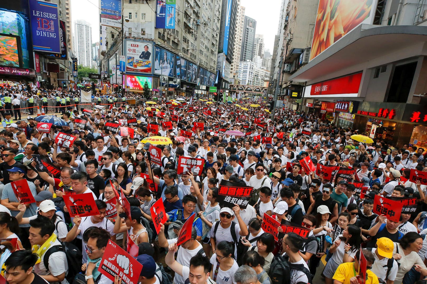 Großer Protest in Hongkong: Demonstranten protestieren gegen das von der Regierung geplante Auslieferungsgesetz.