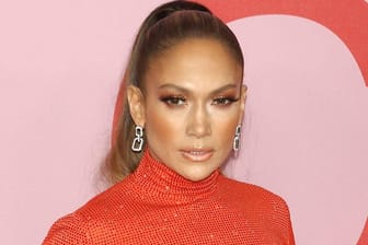 Jennifer Lopez: Die Sängerin hat ihre kleine Tochter mit auf die Bühne genommen.
