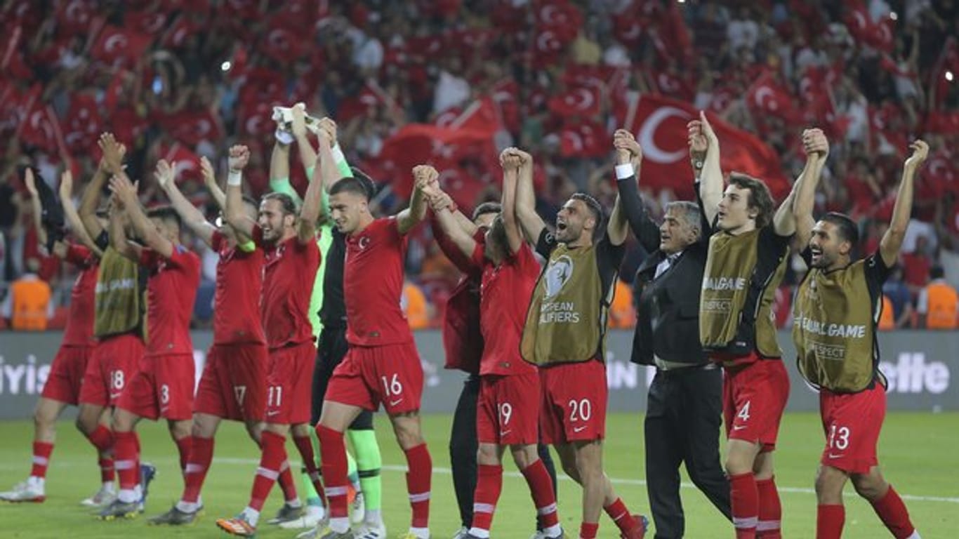 Die türkischen Spieler feiern den Sieg in der EM-Qualifikation über Weltmeister Frankreich.