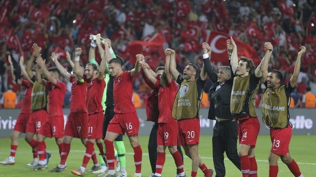 Die türkischen Spieler feiern den Sieg in der EM-Qualifikation über Weltmeister Frankreich. Die türkischen Spieler feiern den Sieg in der EM-Qualifikation über Weltmeister Frankreich.