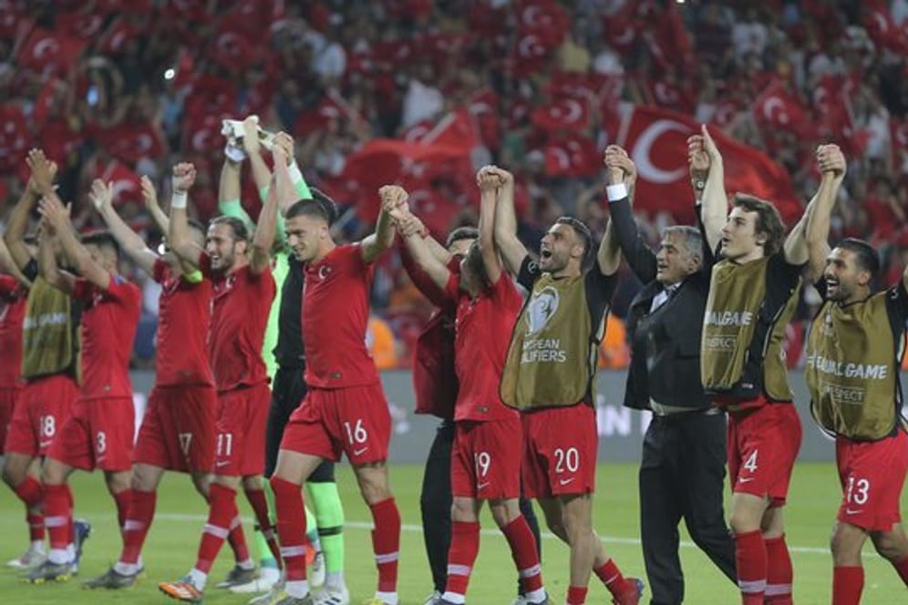 Die türkischen Spieler feiern den Sieg in der EM-Qualifikation über Weltmeister Frankreich.