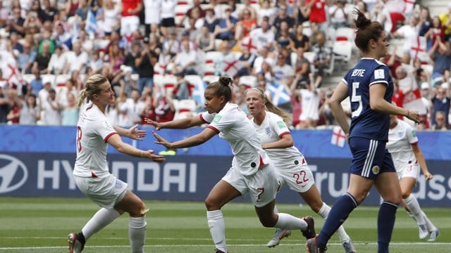 Englands Nikita Parris (M) jubelt nach ihrem erfolgreichen Elfmeter zum 1:0.