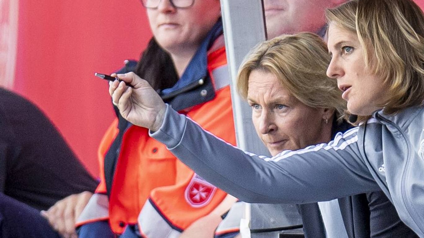 DFB-Trainerin Martina Voss-Tecklenburg (l.) tauscht sich mit Co-Trainerin Britta Carlson aus.