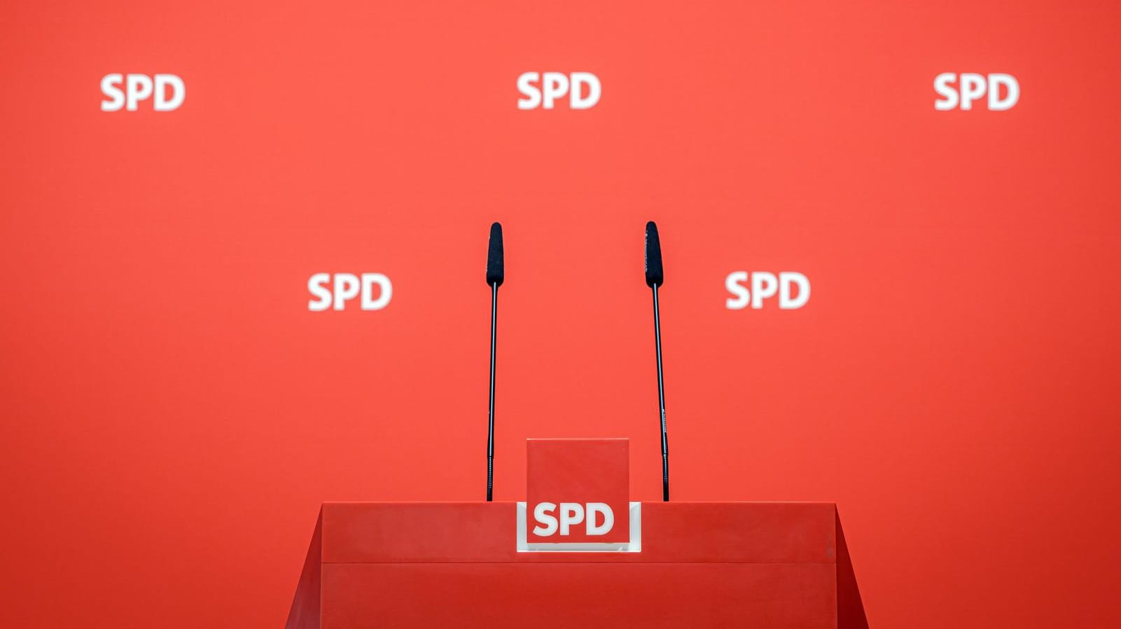 Leeres Pressepult der SPD im Willy-Brandt-Haus: Eine Initiative will die SPD in der Mitte des Parteienspektrums halten.