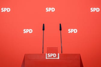 Leeres Pressepult der SPD im Willy-Brandt-Haus: Eine Initiative will die SPD in der Mitte des Parteienspektrums halten.