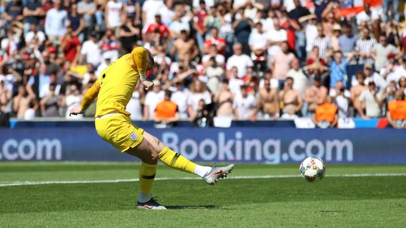 Englands Torwart Jordan Pickford durfte selber zum Elfmeter antreten.