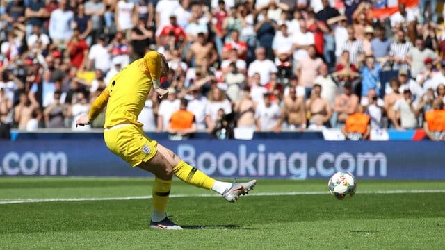 Englands Torwart Jordan Pickford durfte selber zum Elfmeter antreten. Englands Torwart Jordan Pickford durfte selber zum Elfmeter antreten.