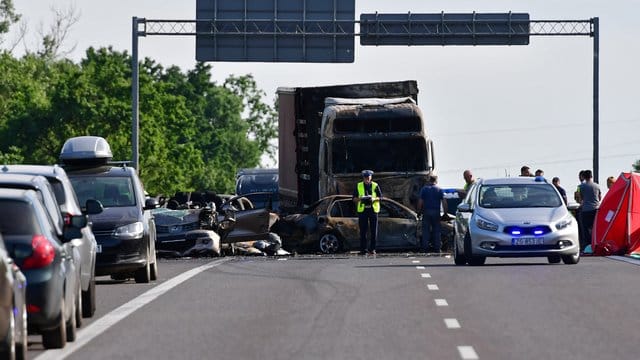 Ausgebrannte Fahrzeuge, Krankenwagen und Polizei, Verletzte und Tote. Ausgebrannte Fahrzeuge, Krankenwagen und Polizei, Verletzte und Tote.