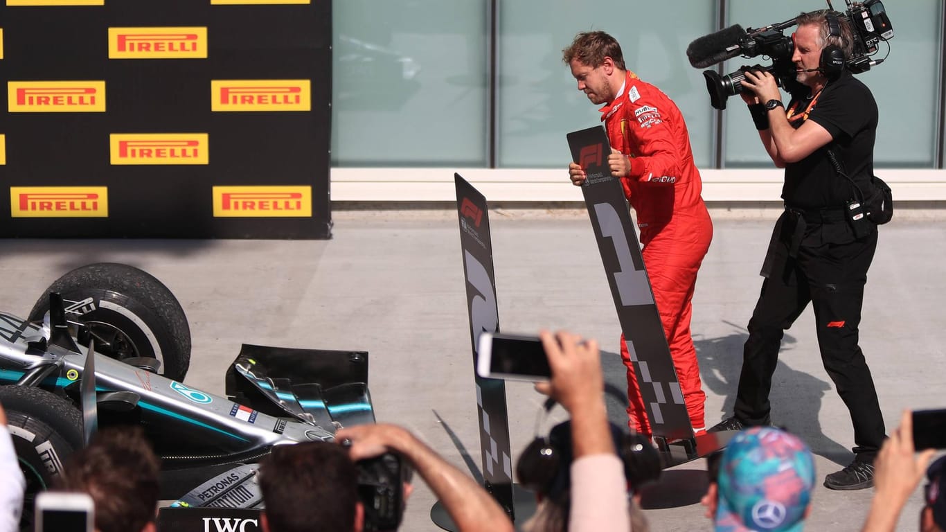Verärgert: Vettel tauscht die Schilder mit den Plätzen "1" und "2" aus.