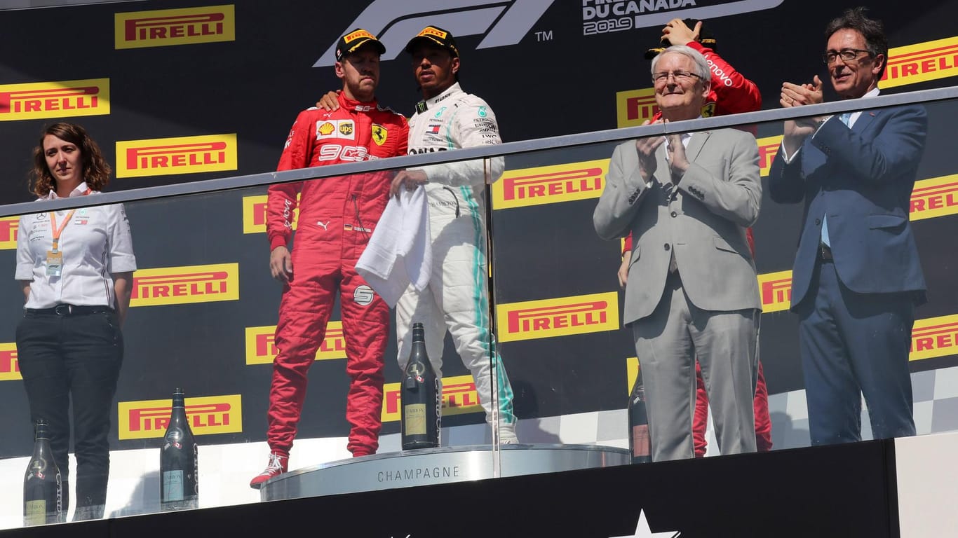 Faire Geste: Hamilton (r.) zieht Vettel mit auf das Siegerpodium.