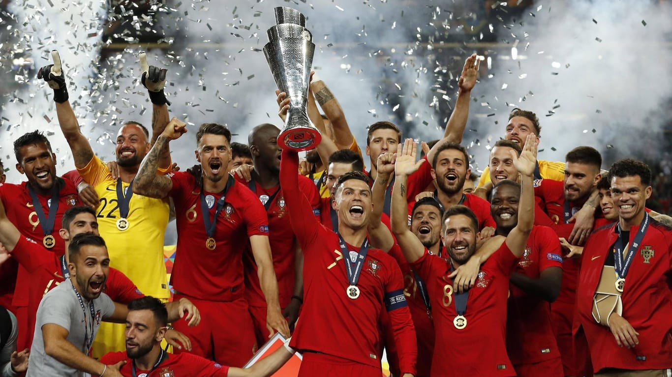 Erfolgsgarant: Portugals Cristiano Ronaldo mit dem Pokal.