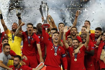 Erfolgsgarant: Portugals Cristiano Ronaldo mit dem Pokal.
