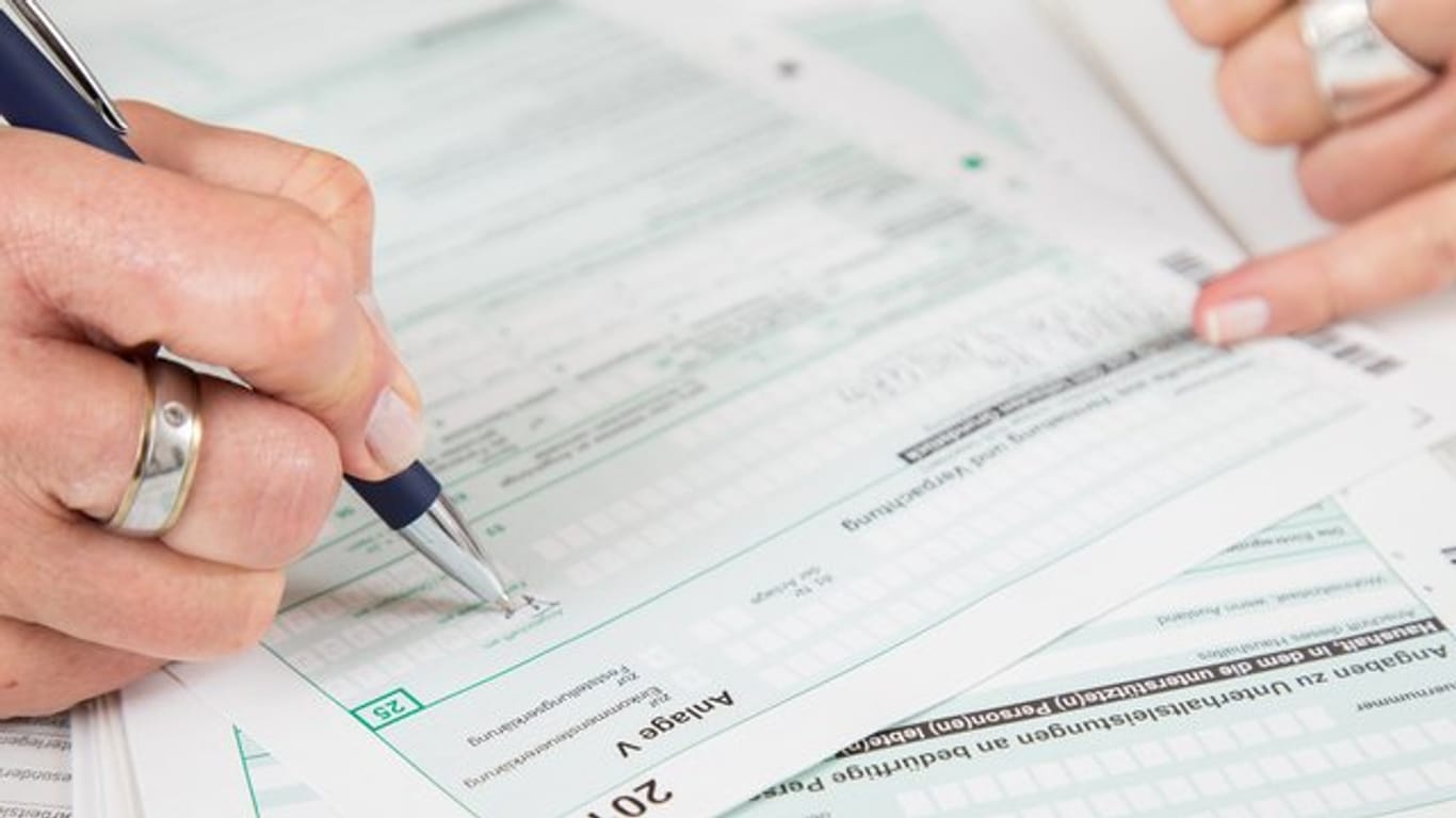 Private Vermieter müssen ihre Einnahmen und Ausgaben aus Vermietung und Verpachtung in das Formular Anlage V der Steuererklärung eintragen.
