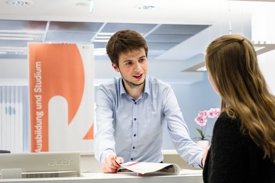 Ankommende Kunden lotst er weiter an die richtigen Stellen: Lauritz Kann macht seine Ausbildung zum Fachangestellten für Arbeitsmarktdienstleistungen unter anderem im Berufsinformationszentrum der Arbeitsagentur.