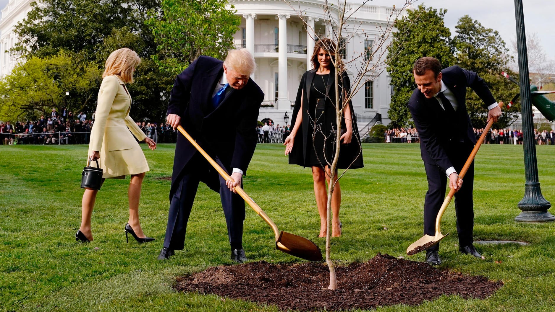 Gemeinsame Gartenarbeit für ein symbolträchtiges