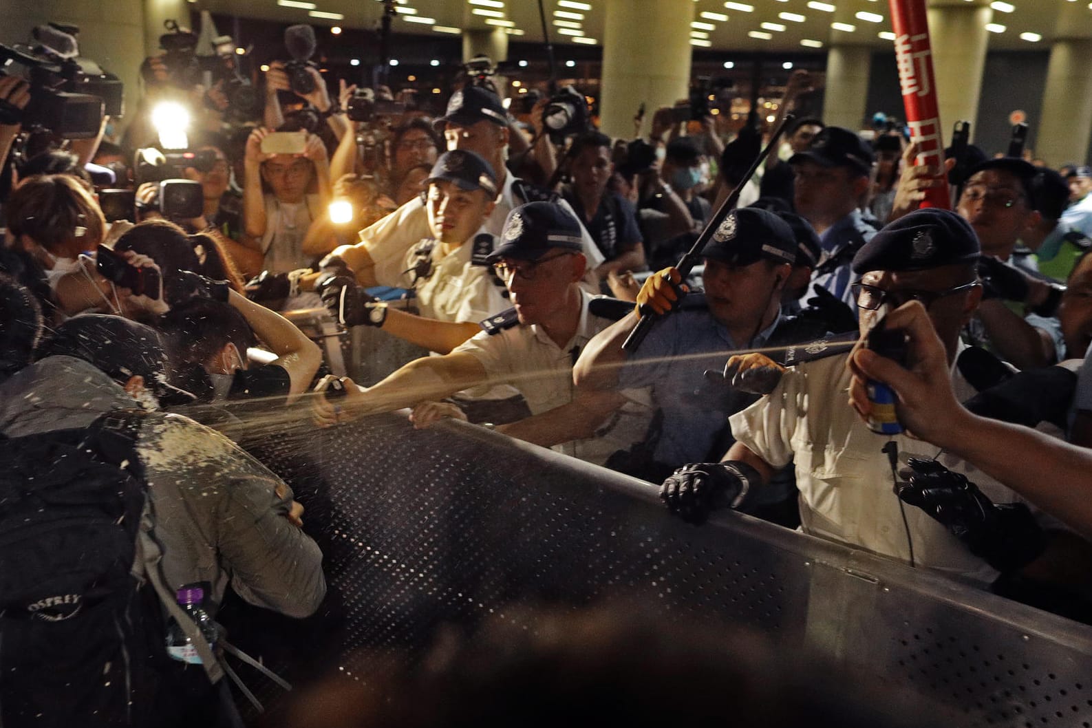 Umringt von Kameras verteidigen Polizisten die Absperrungen: Die Atmosphäre in Hongkong ist angespannt.