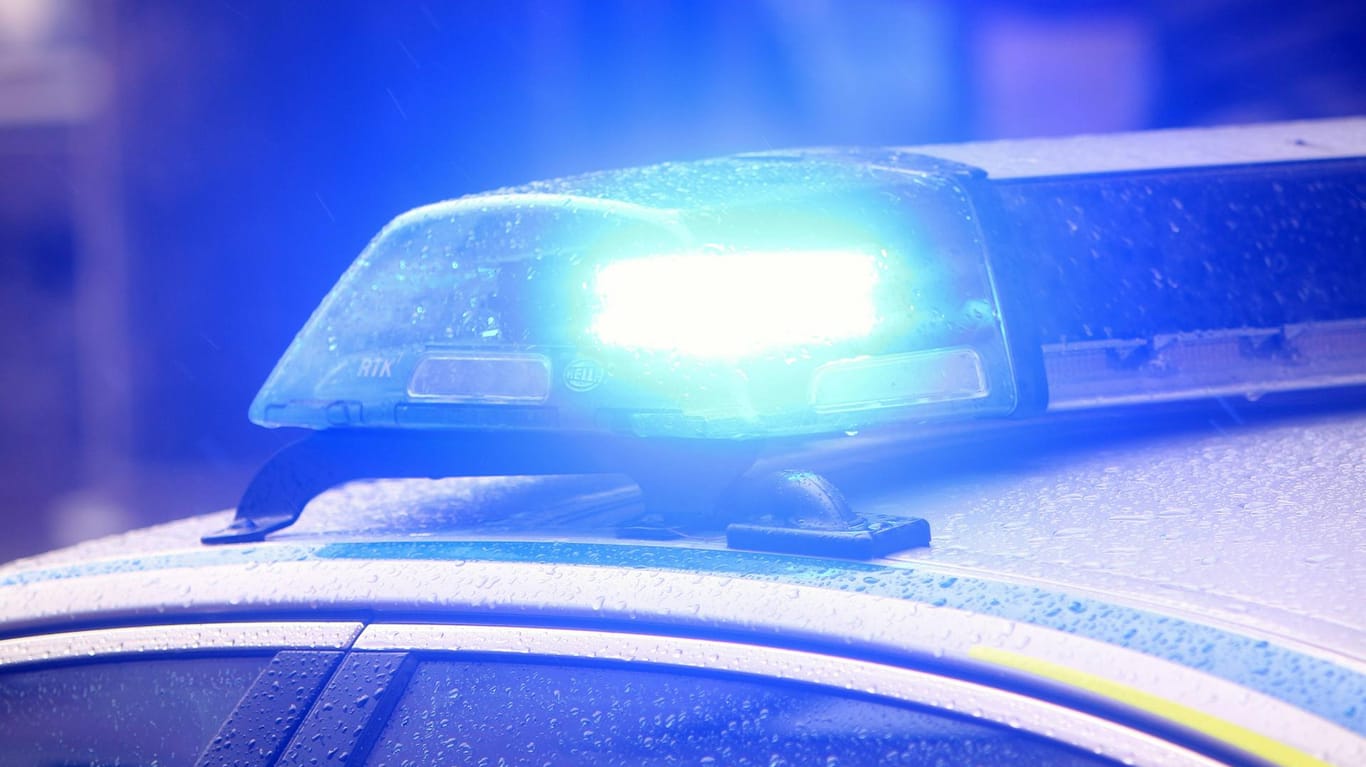 Blaulicht auf einem Polizeiwagen: Im oberbayerische Kirchseeon verfolgte die Polizei einen 80-Jährigen bis vor seine Haustür. (Symbolbild)