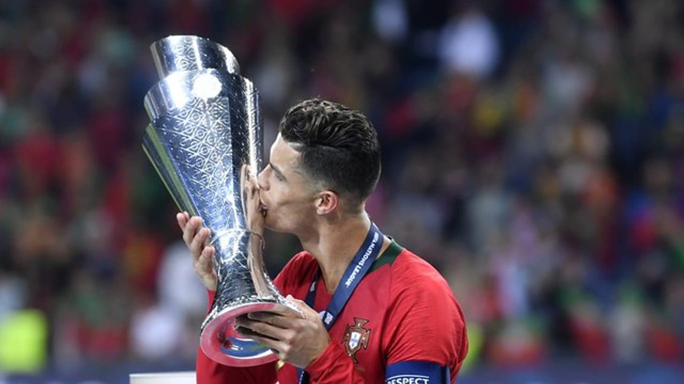 Eine weitere Trophäe für Portugals Superstar: Cristiano Ronaldo küsst den Nations League-Pokal.