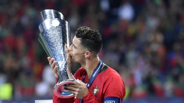 Eine weitere Trophäe für Portugals Superstar: Cristiano Ronaldo küsst den Nations League-Pokal. Eine weitere Trophäe für Portugals Superstar: Cristiano Ronaldo küsst den Nations League-Pokal.