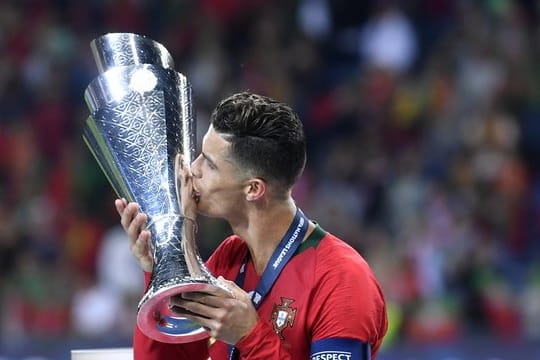 Eine weitere Trophäe für Portugals Superstar: Cristiano Ronaldo küsst den Nations League-Pokal.