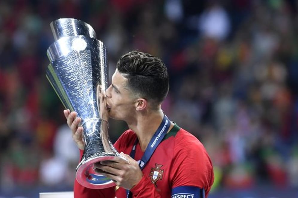 Eine weitere Trophäe für Portugals Superstar: Cristiano Ronaldo küsst den Nations League-Pokal.