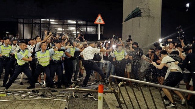 Polizisten setzen Pfefferspray gegen Demonstranten ein, die an dem Protest gegen das von der Regierung geplante Auslieferungsgesetz teilnehmen. Polizisten setzen Pfefferspray gegen Demonstranten ein, die an dem Protest gegen das von der Regierung geplante Auslieferungsgesetz teilnehmen.