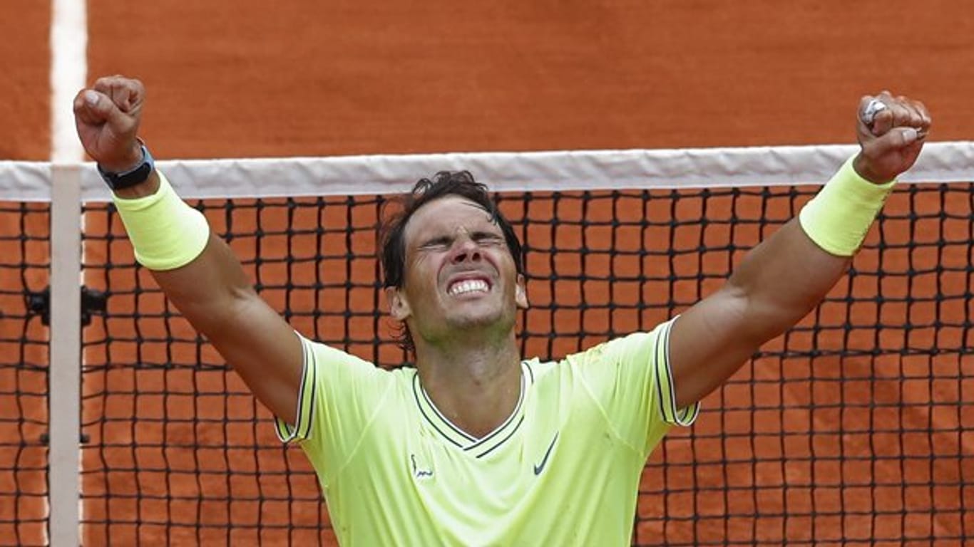 Rafael Nadal feiert seinen Triumph bei den French Open.