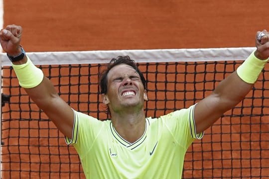 Rafael Nadal feiert seinen Triumph bei den French Open.