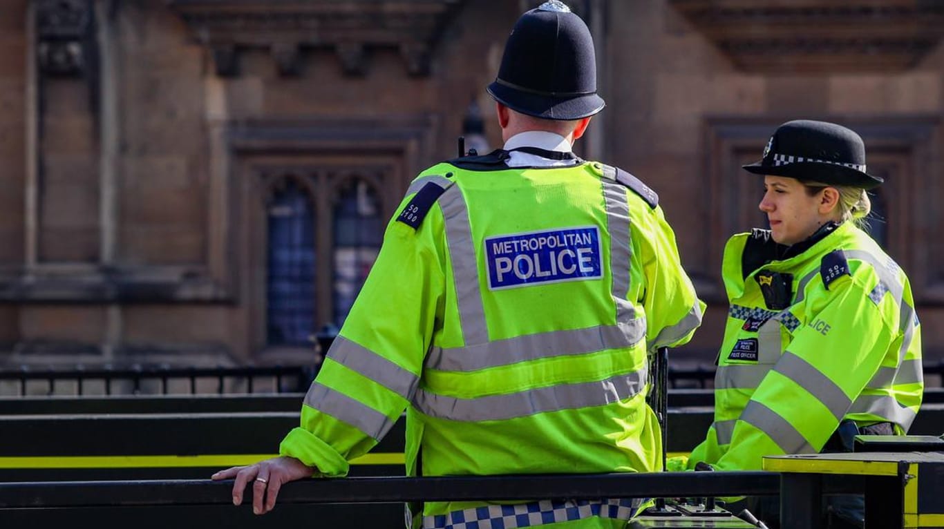 Britische Polizisten in London: Ein deutscher Austauschschüler ist in Canterbury lebensgefährlich verletzt worden.
