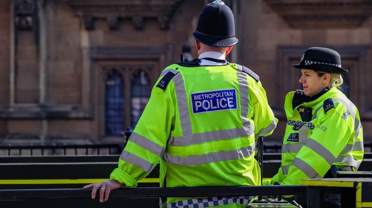Britische Polizisten in London: Ein deutscher Austauschschüler ist in Canterbury lebensgefährlich verletzt worden.