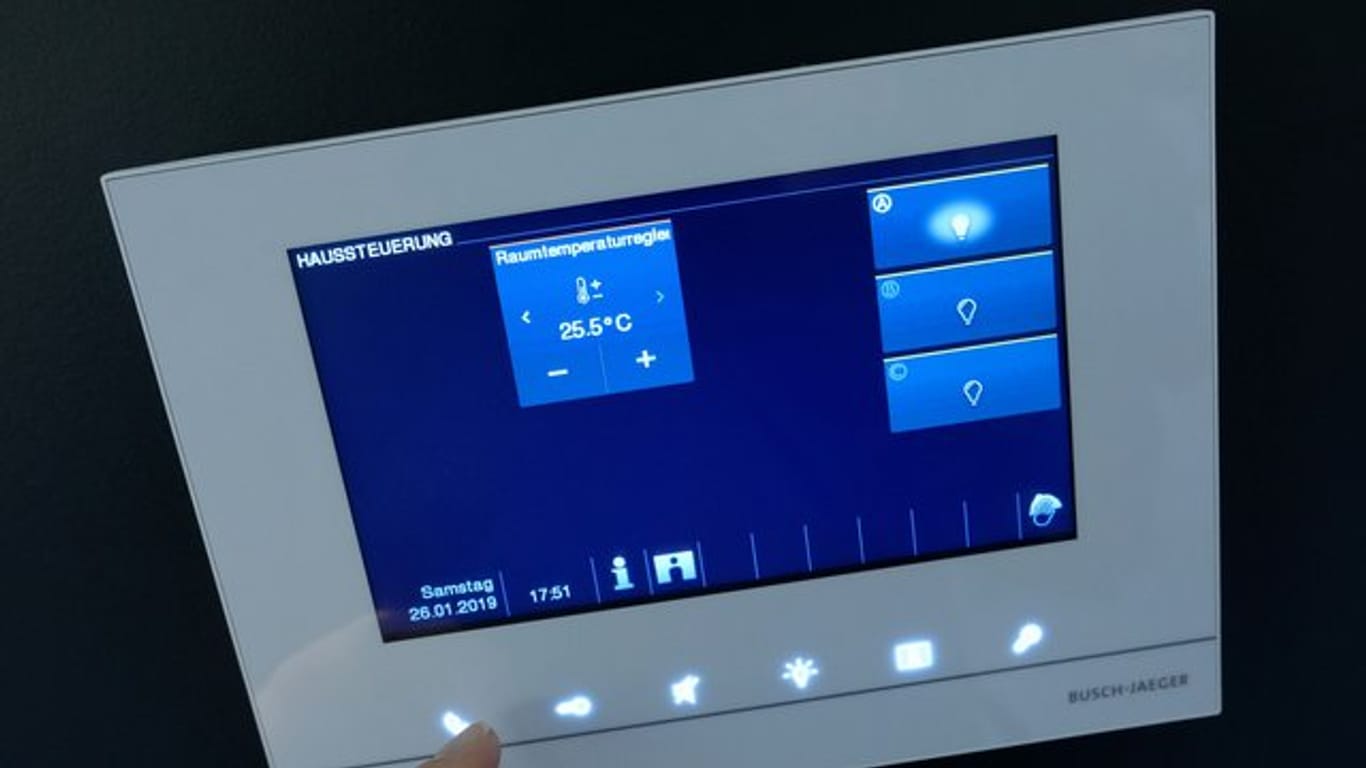 Der Überwachungsmonitor eines Smart-Home-Gerätes für vernetzte und fernsteuerbare Geräte.